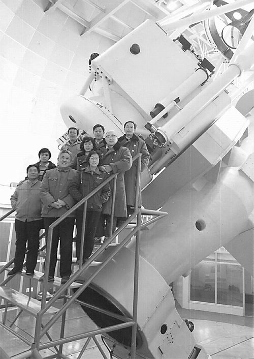 1989年2.16米望远镜运送到北京天文台兴隆站后潘君骅(中排右一)与研究人员在圆顶室内合影.jpg